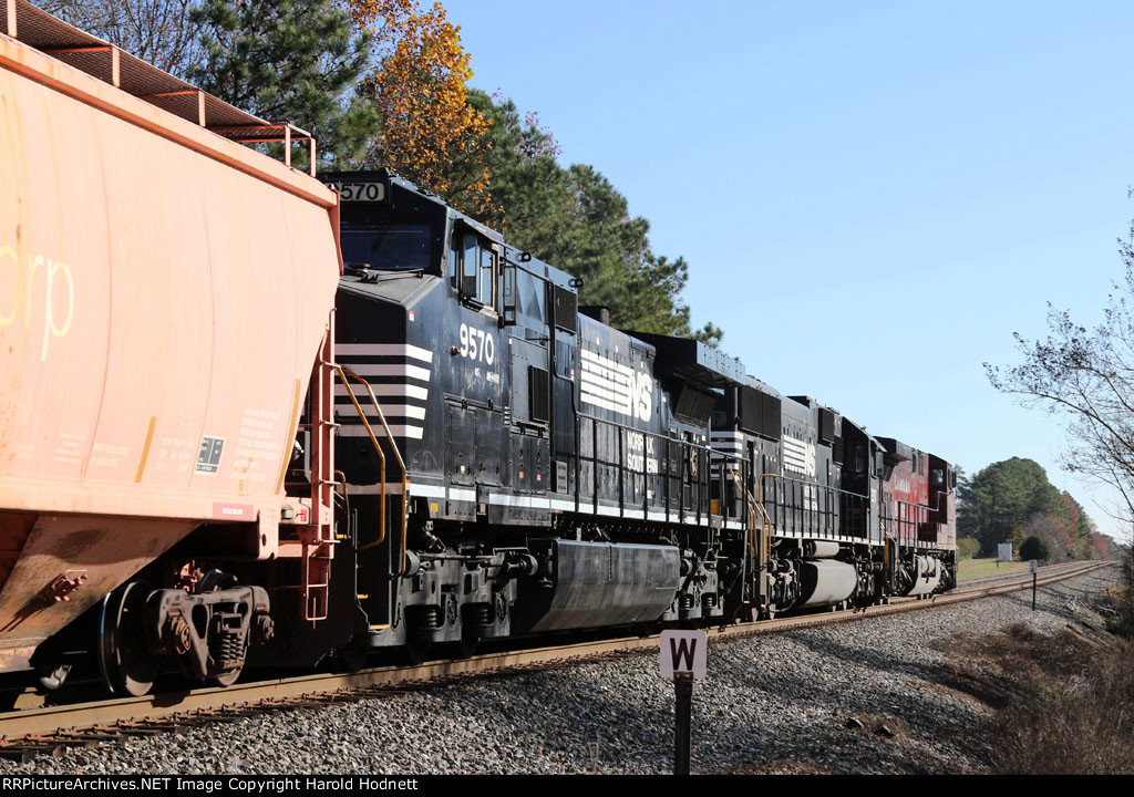 NS 9570 trails NS 2517 and CP 9735 on train 61U